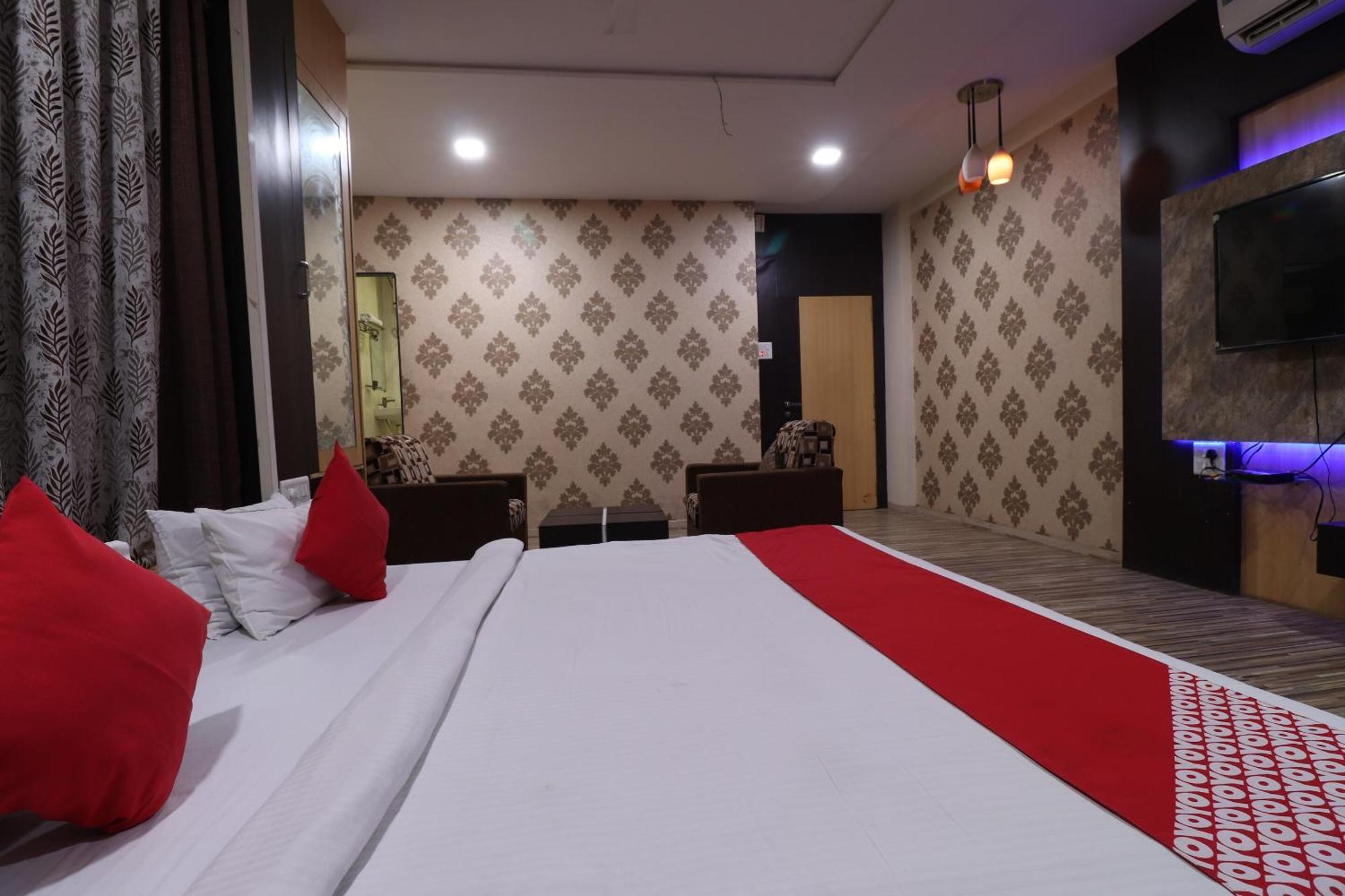 Hotel O Shri Sai Niwara Lodge Dhule Ngoại thất bức ảnh